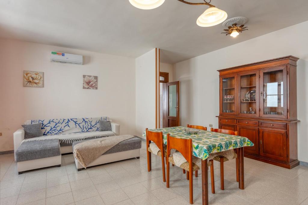 een woonkamer met een tafel en een bank bij Casa vacanza zia candida in Casalabate