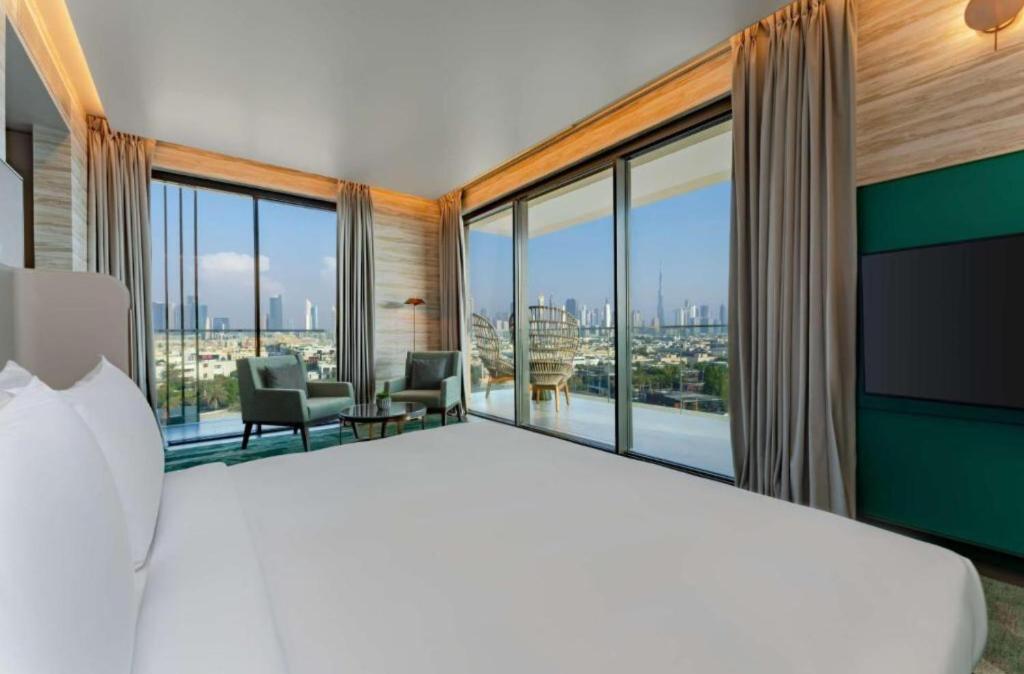 1 dormitorio con cama grande y ventana grande en Hyatt Centric Jumeirah Dubai - Executive Room - UAE, en Dubái