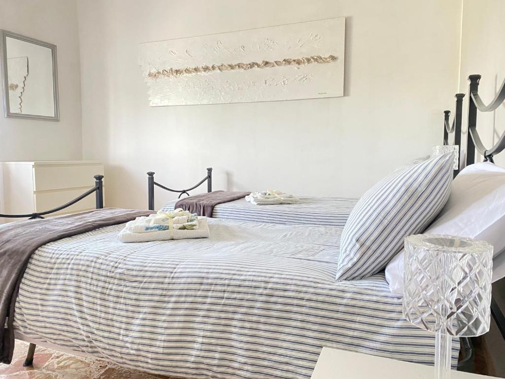 ein Schlafzimmer mit 2 Betten und Handtüchern darauf in der Unterkunft Casa d'artista in Val di Chiana in Sinalunga