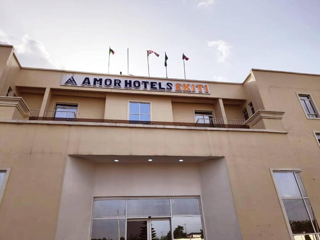 um hotel morteiro com bandeiras em cima em AMOR Hotels Ekiti em Ado Ekiti