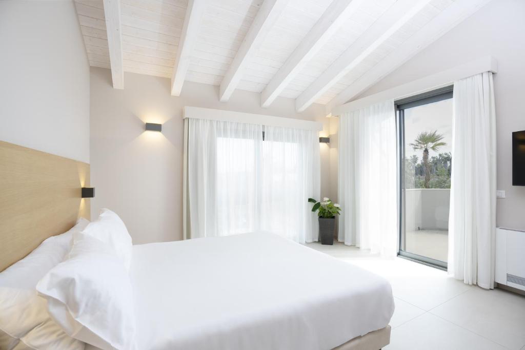 Postel nebo postele na pokoji v ubytování Ros'e Mari Green Home Hotel