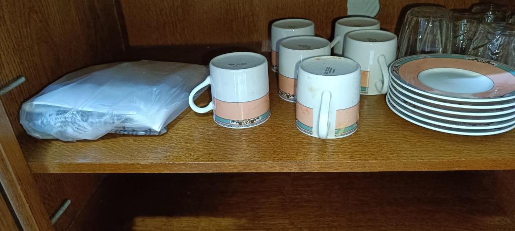 une étagère avec un bouquet d'assiettes et de tasses dans l'établissement au fil de l'eau, à Charleville-Mézières