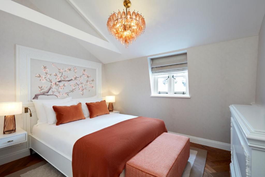 Postel nebo postele na pokoji v ubytování 2 Chesham Hotel