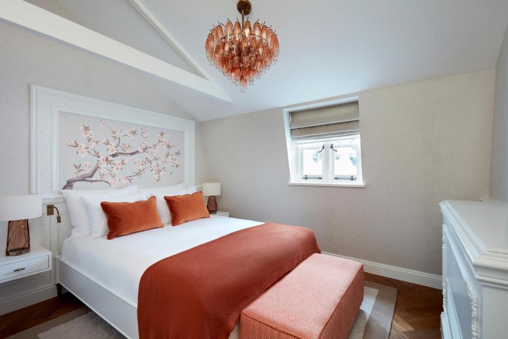 Postel nebo postele na pokoji v ubytování 2 Chesham Hotel