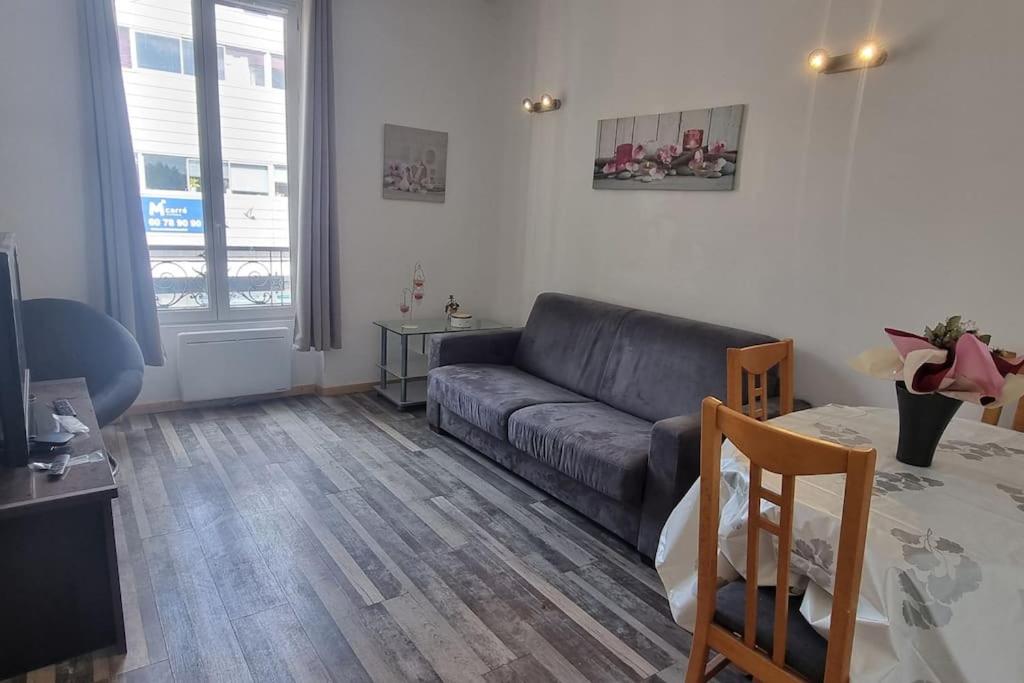 un salon avec un canapé et une table dans l'établissement 45 m2 au Centre Ville - Les bougies, à Corbeil-Essonnes