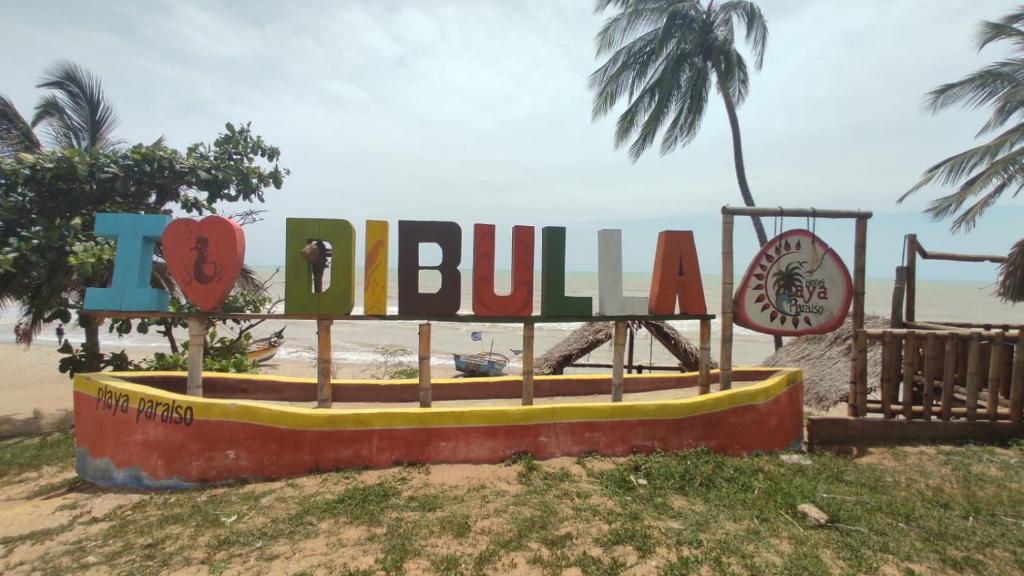un cartello per un hotel sulla spiaggia di Habitación Dibulla la Guajira a Dibulla