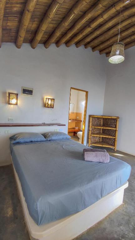 una camera con un grande letto di Seaside Bungalows a Máncora