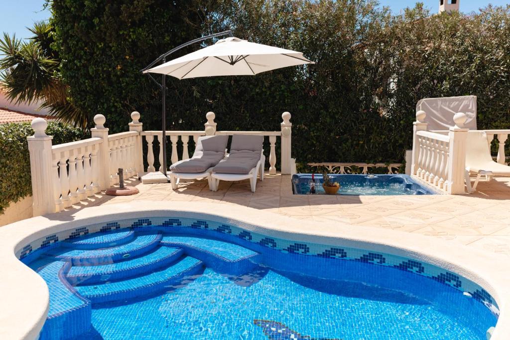 Piscina de la sau aproape de VILLA VISTA iFACH - RENTCAR