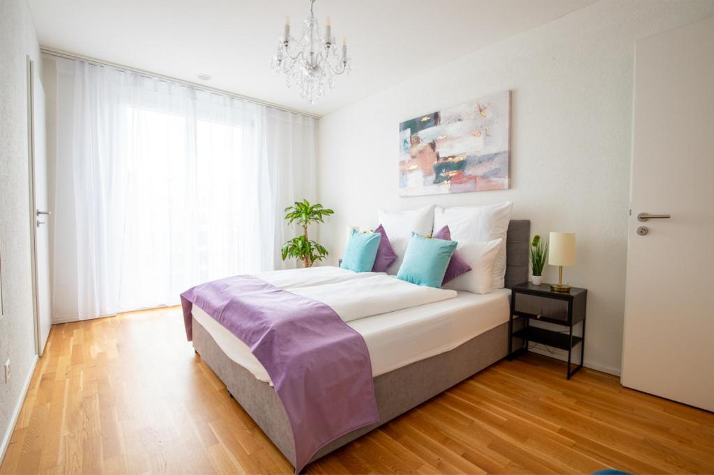 Postel nebo postele na pokoji v ubytování Special EiNSTEiN II Apartment Basel, Messe Kleinbasel 10-STAR