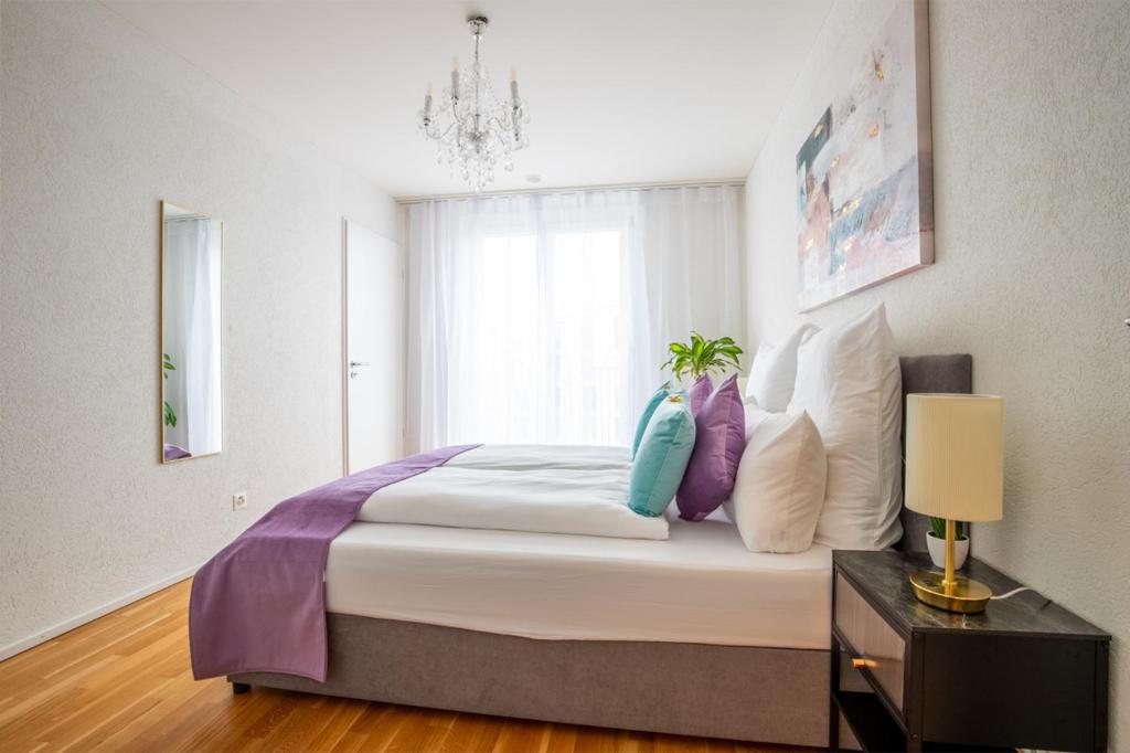 Postel nebo postele na pokoji v ubytování Special EiNSTEiN II Apartment Basel, Messe Kleinbasel 10-STAR