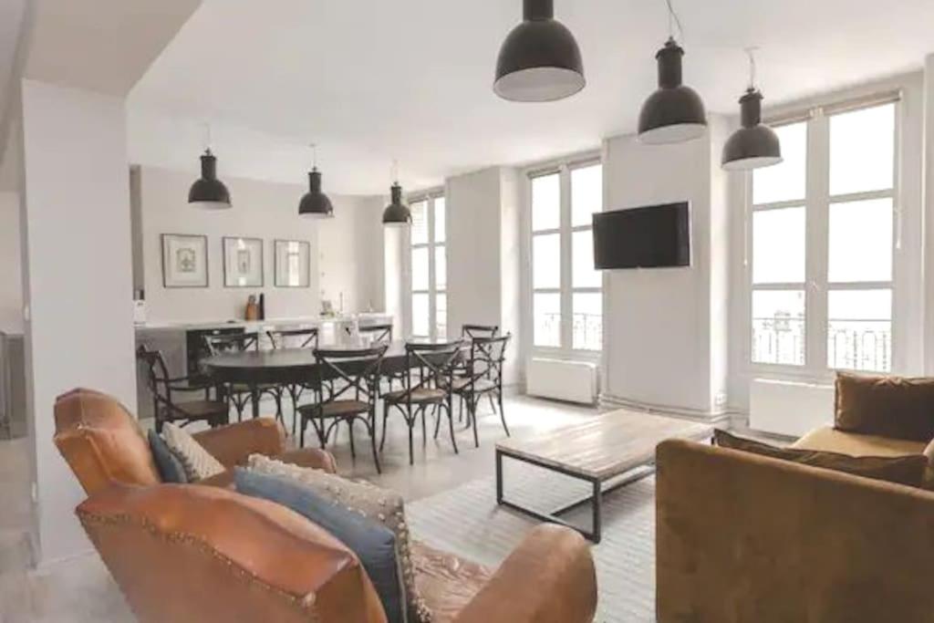 un salon avec un canapé et une salle à manger dans l'établissement Saint-Honoré Luxurious 2 Bedrooms apartment 120m2, à Paris