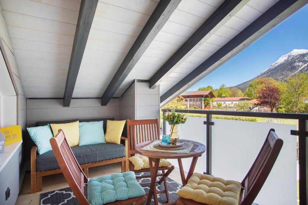 a patio with a table and chairs on a balcony at Im Spatzennest in Inzell