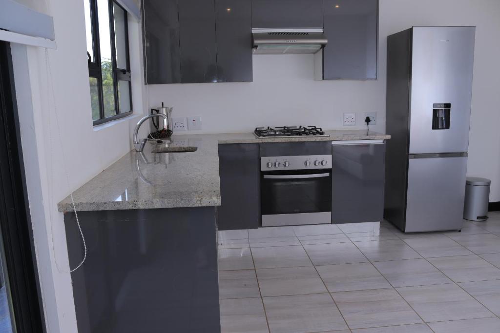 uma cozinha com um fogão e uma bancada em No 2 on Cladon Jadde Apartments em Chartwell