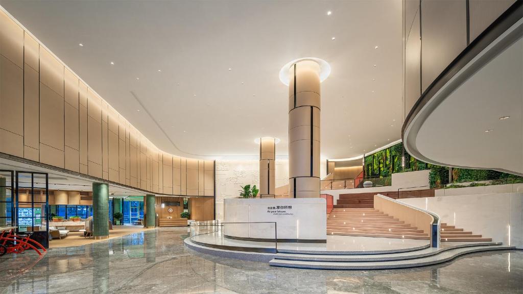 eine Lobby mit einer Treppe in einem Gebäude in der Unterkunft EVEN Hotel Yinchuan Yuehai, an IHG Hotel in Yinchuan