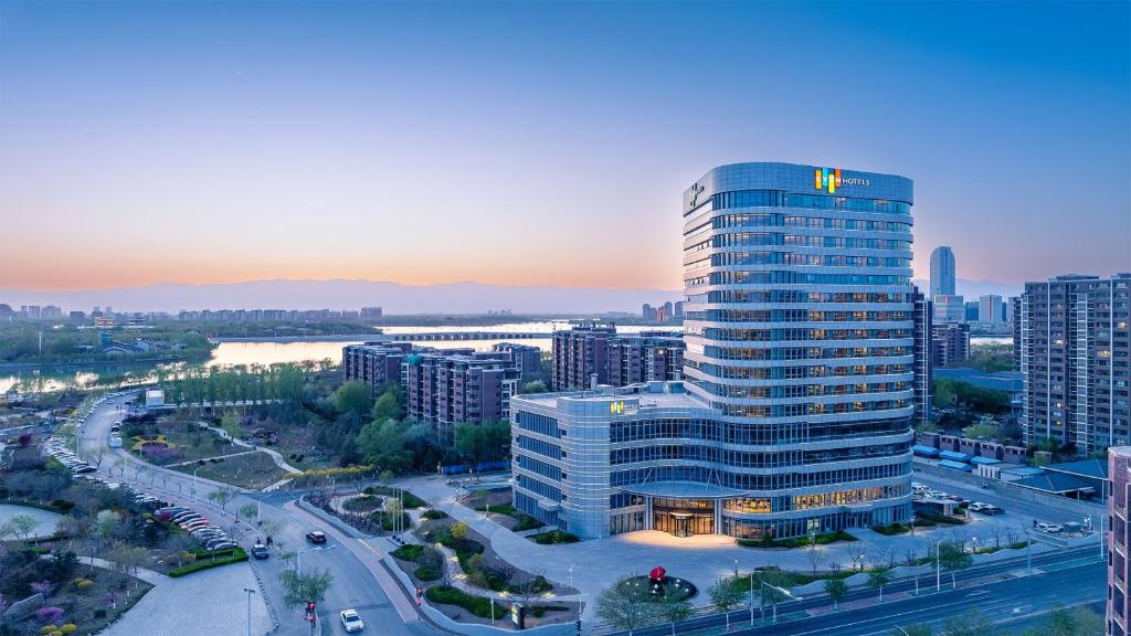 een luchtzicht op een hoog gebouw in een stad bij EVEN Hotel Yinchuan Yuehai, an IHG Hotel in Yinchuan