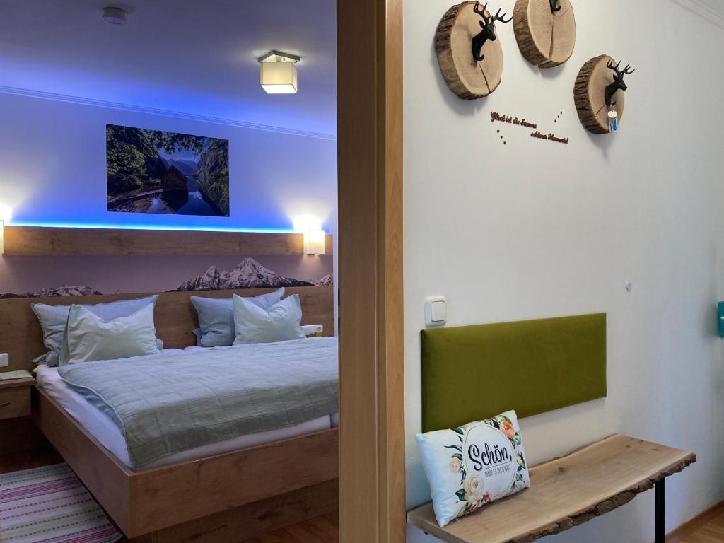 een slaapkamer met een bed met een groen hoofdeinde bij Ferienwohnung Hoamatl in Königssee in Schönau am Königssee