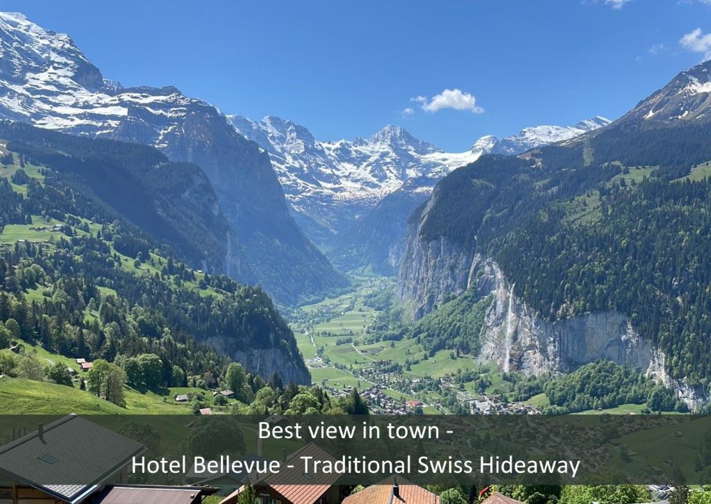 Blick auf ein Tal in einer Bergkette in der Unterkunft Hotel Bellevue - Traditional Swiss Hideaway in Wengen