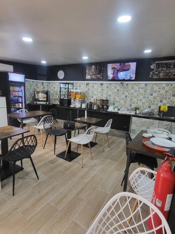 une salle à manger avec des tables et des chaises dans un restaurant dans l'établissement Résidence Richemond, à Marseille