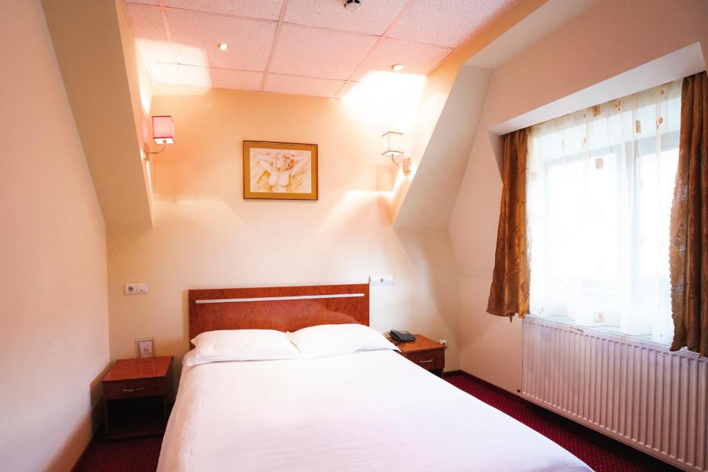Natural Palace - Deluxe Queen Room