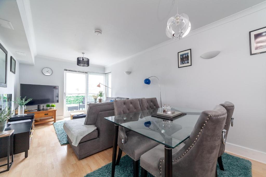uma sala de estar com um sofá e uma mesa em Stylish Chic Retreat: 1-bed, Near Canary Wharf em Londres