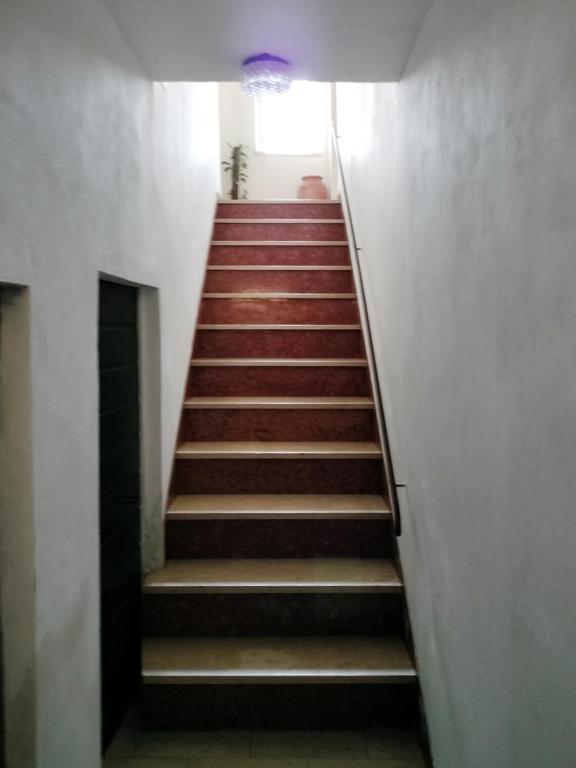 a staircase in a building with a stair case at Ai 4 gatti in Asciano