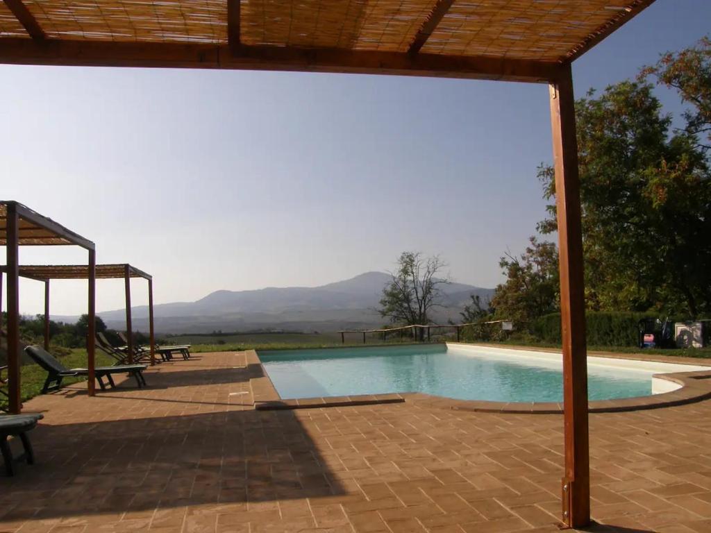 una piscina con vistas a las montañas en Agriturismo Selvoli - Il Bruco, en Pienza