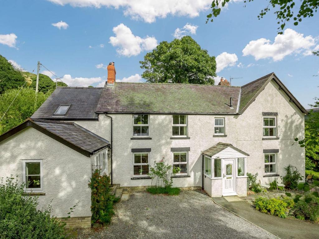 an image of a white house at 4 Bed in Corwen 88868 in Corwen
