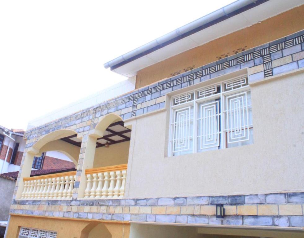 uma casa com uma janela do lado dela em Kiriri SYMPA Home em Bujumbura