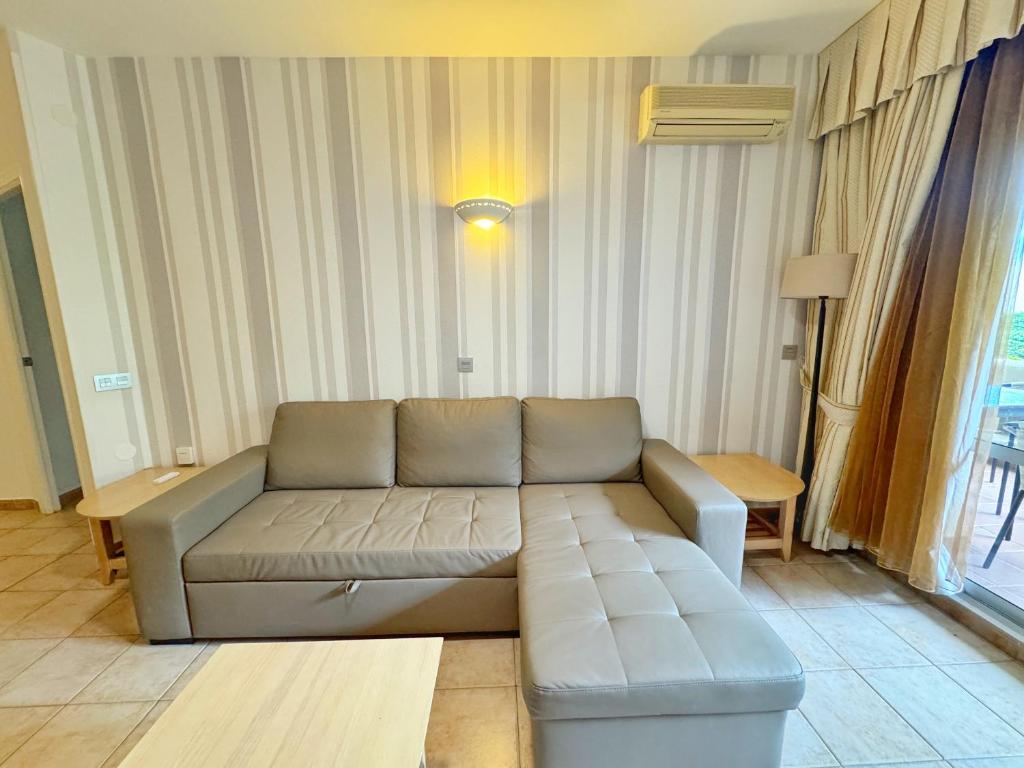 Posedenie v ubytovaní 797 Holiday Rentals- Precioso piso con vistas al jardin en Benalbeach