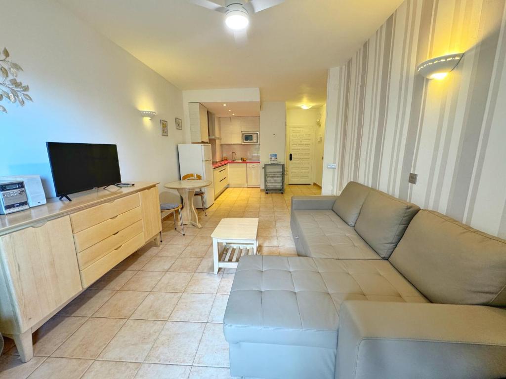 Televízia a/alebo spoločenská miestnosť v ubytovaní 797 Holiday Rentals- Precioso piso con vistas al jardin en Benalbeach