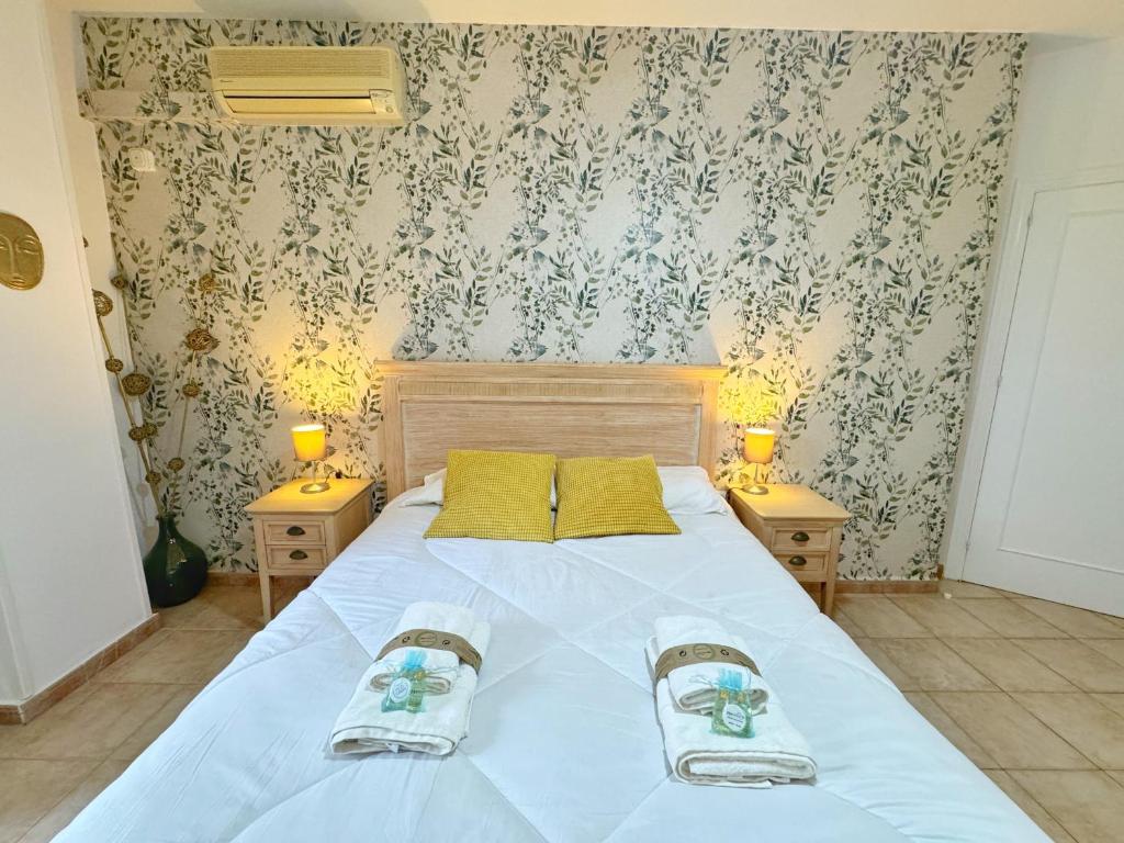 Posteľ alebo postele v izbe v ubytovaní 797 Holiday Rentals- Precioso piso con vistas al jardin en Benalbeach