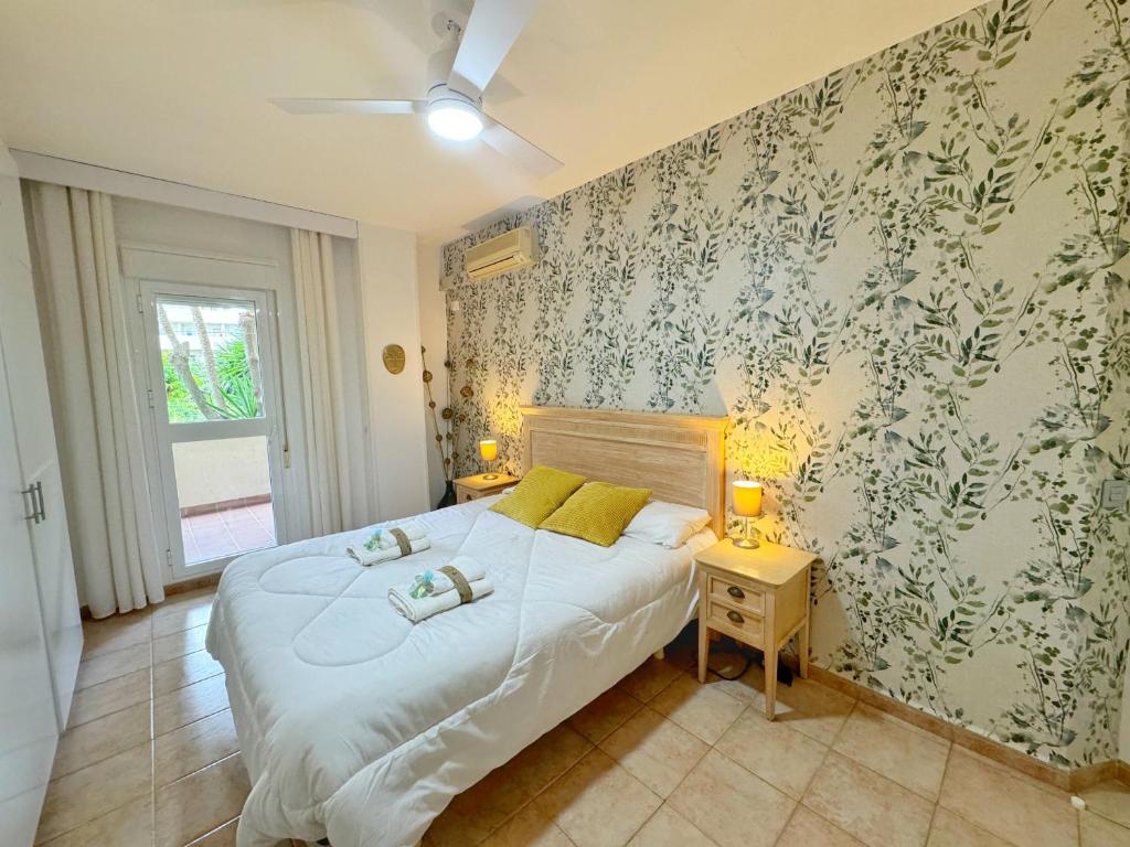 Posteľ alebo postele v izbe v ubytovaní 797 Holiday Rentals- Precioso piso con vistas al jardin en Benalbeach