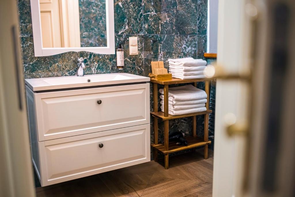 EASY RENT Apartments- Fontana Boutique - 19