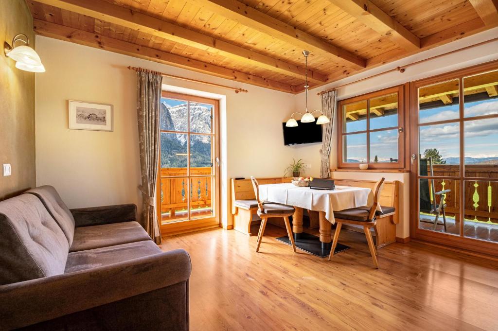 a living room with a table and a couch at Ronsolhof Santner in Siusi