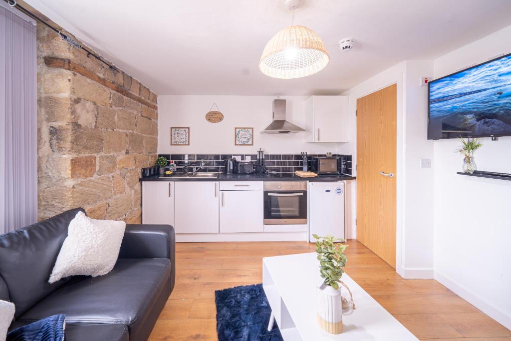 Kitchen o kitchenette sa 1 Bedroom Kirkstall Centre Apartment Ideal for Corporate Guests, Free Parking