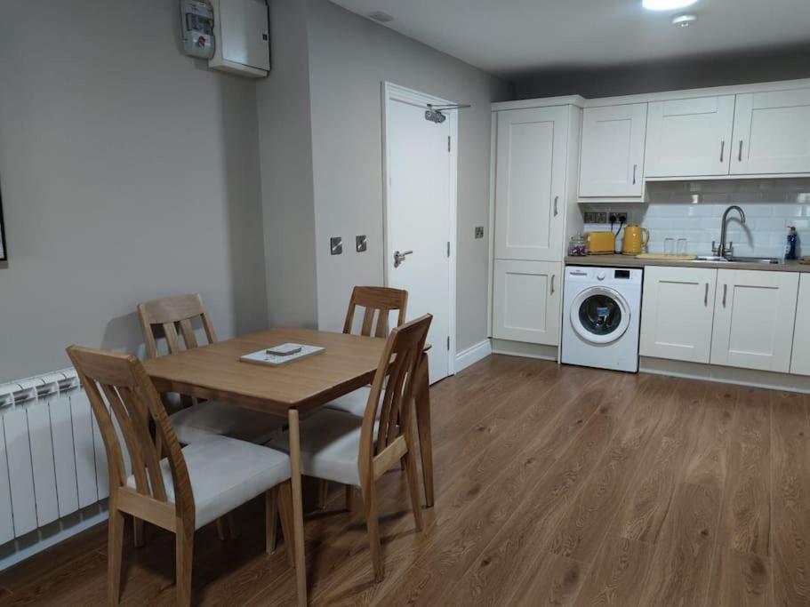 Kuchyň nebo kuchyňský kout v ubytování Blacklion prime location apartment