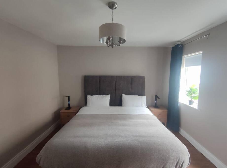Postel nebo postele na pokoji v ubytování Blacklion prime location apartment