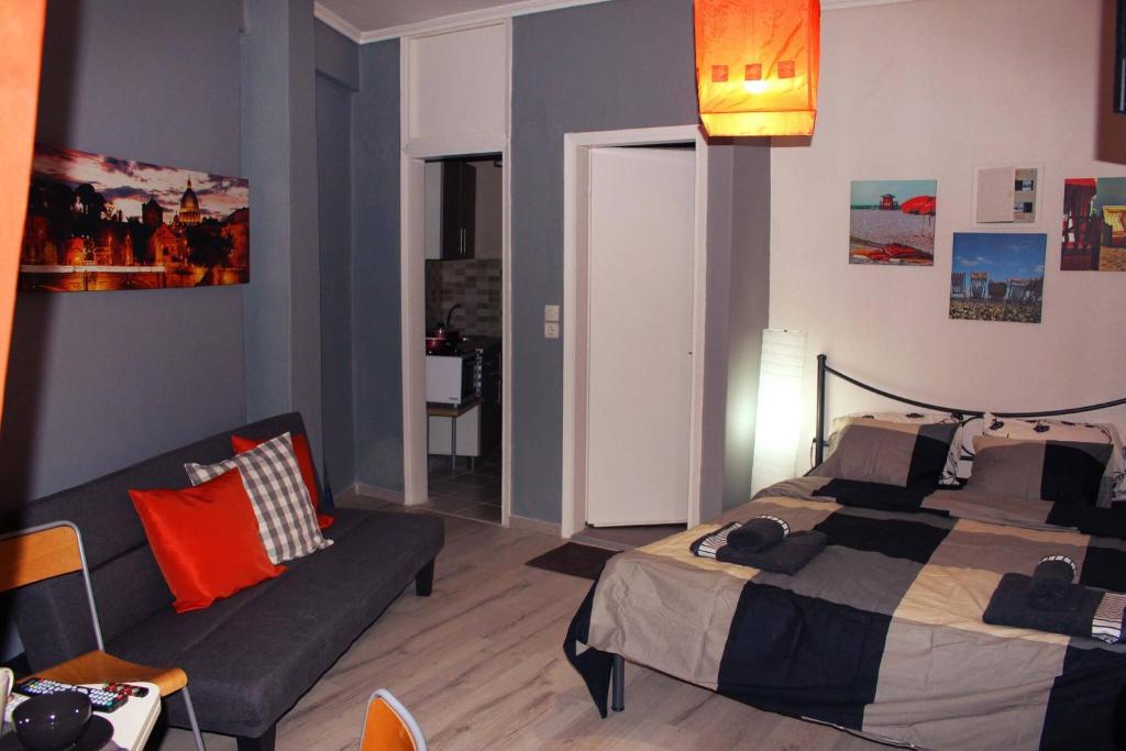 uma sala de estar com uma cama e um sofá em Amazing Studio Next To Center 10 minutes walk no1 em Tessalônica