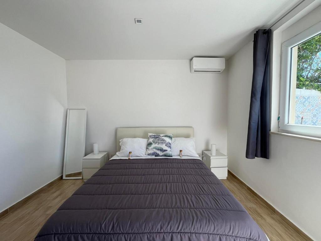 Schlafzimmer mit einem Bett und einem Fenster in der Unterkunft Vesuvio 65 in Ercolano