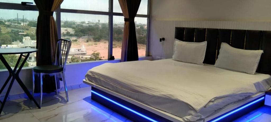 Llit o llits en una habitació de HOTEL White Palace