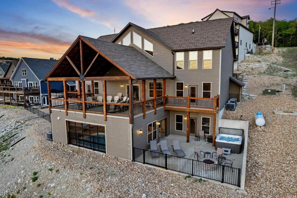 una vista aerea di una casa con terrazza di Chateau on the Cove a Branson