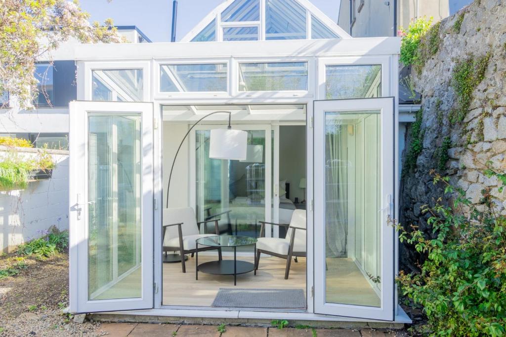 Zahrada ubytování GuestReady - Modernised cottage in Monkstown