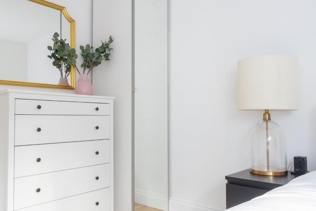 Postel nebo postele na pokoji v ubytování GuestReady - Modernised cottage in Monkstown