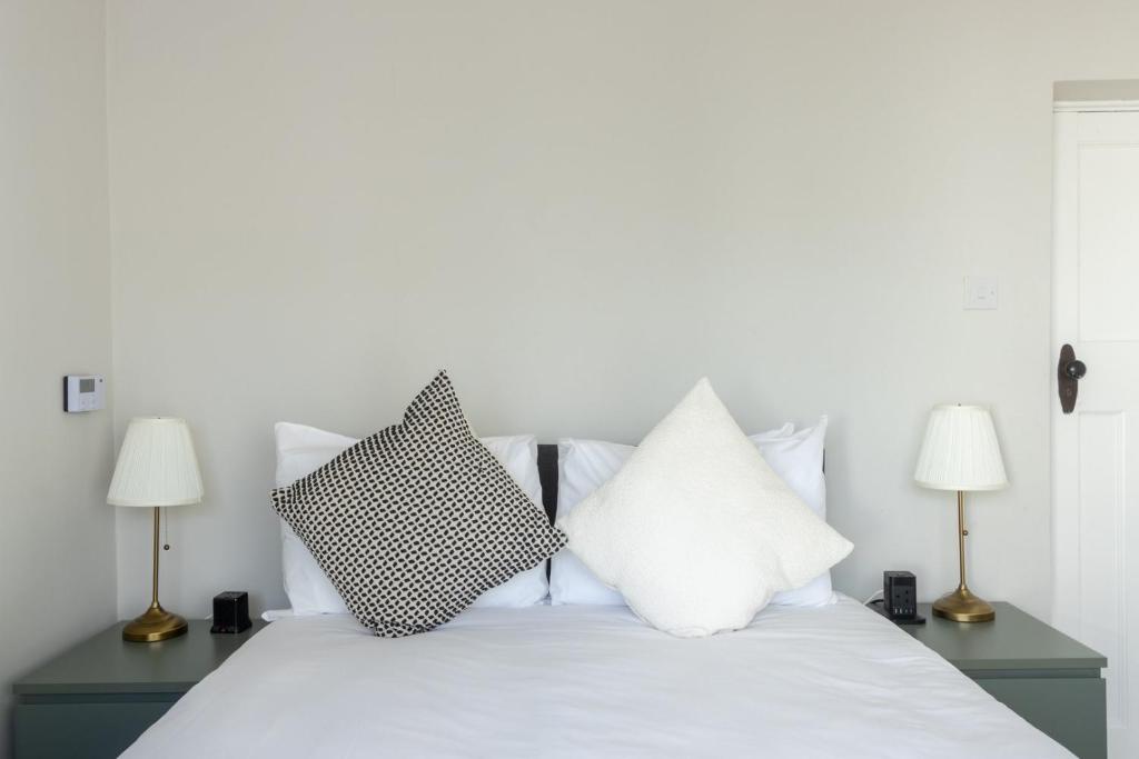 Postel nebo postele na pokoji v ubytování GuestReady - Modernised cottage in Monkstown