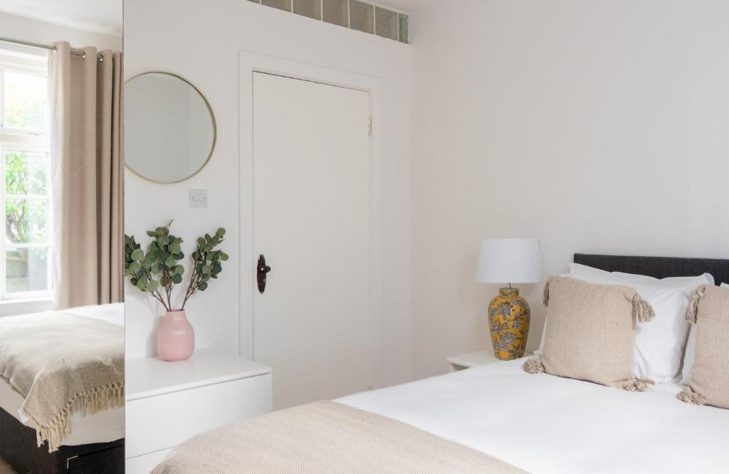 Postel nebo postele na pokoji v ubytování GuestReady - Modernised cottage in Monkstown