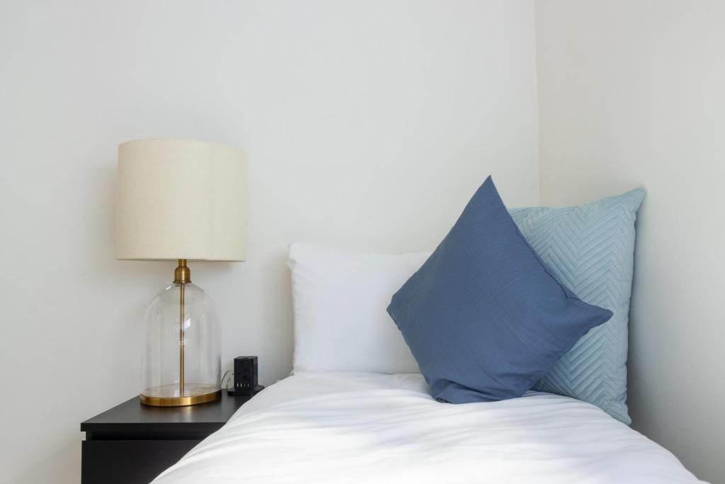 Postel nebo postele na pokoji v ubytování GuestReady - Modernised cottage in Monkstown