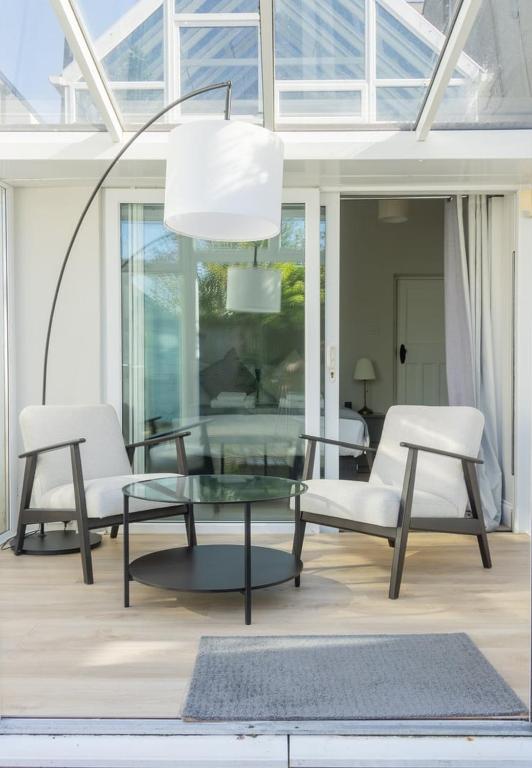Posezení v ubytování GuestReady - Modernised cottage in Monkstown