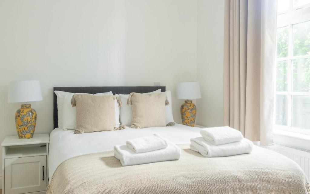 Postel nebo postele na pokoji v ubytování GuestReady - Modernised cottage in Monkstown