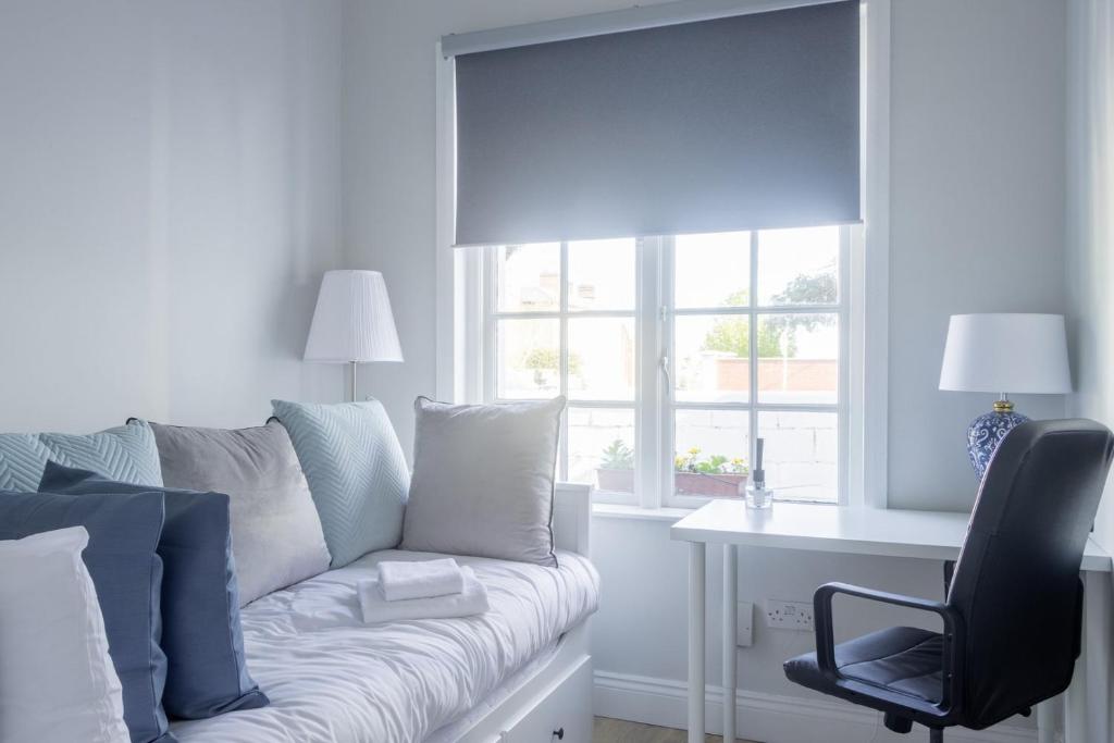 Posezení v ubytování GuestReady - Modernised cottage in Monkstown