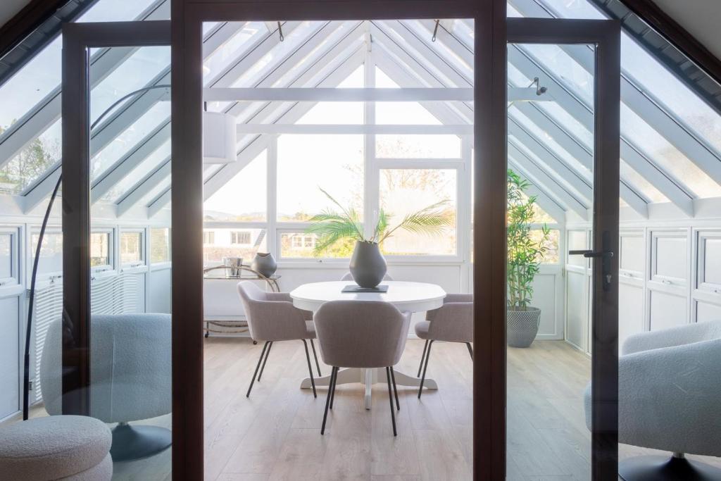 Posezení v ubytování GuestReady - Modernised cottage in Monkstown